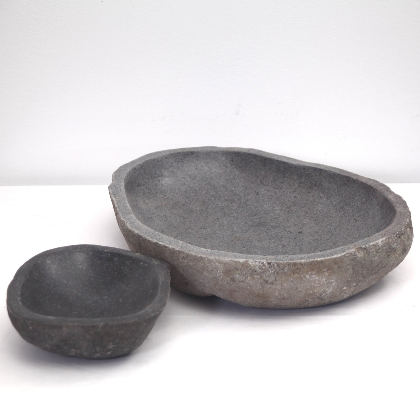Steinschalen in zwei unterschiedlichen Größen.