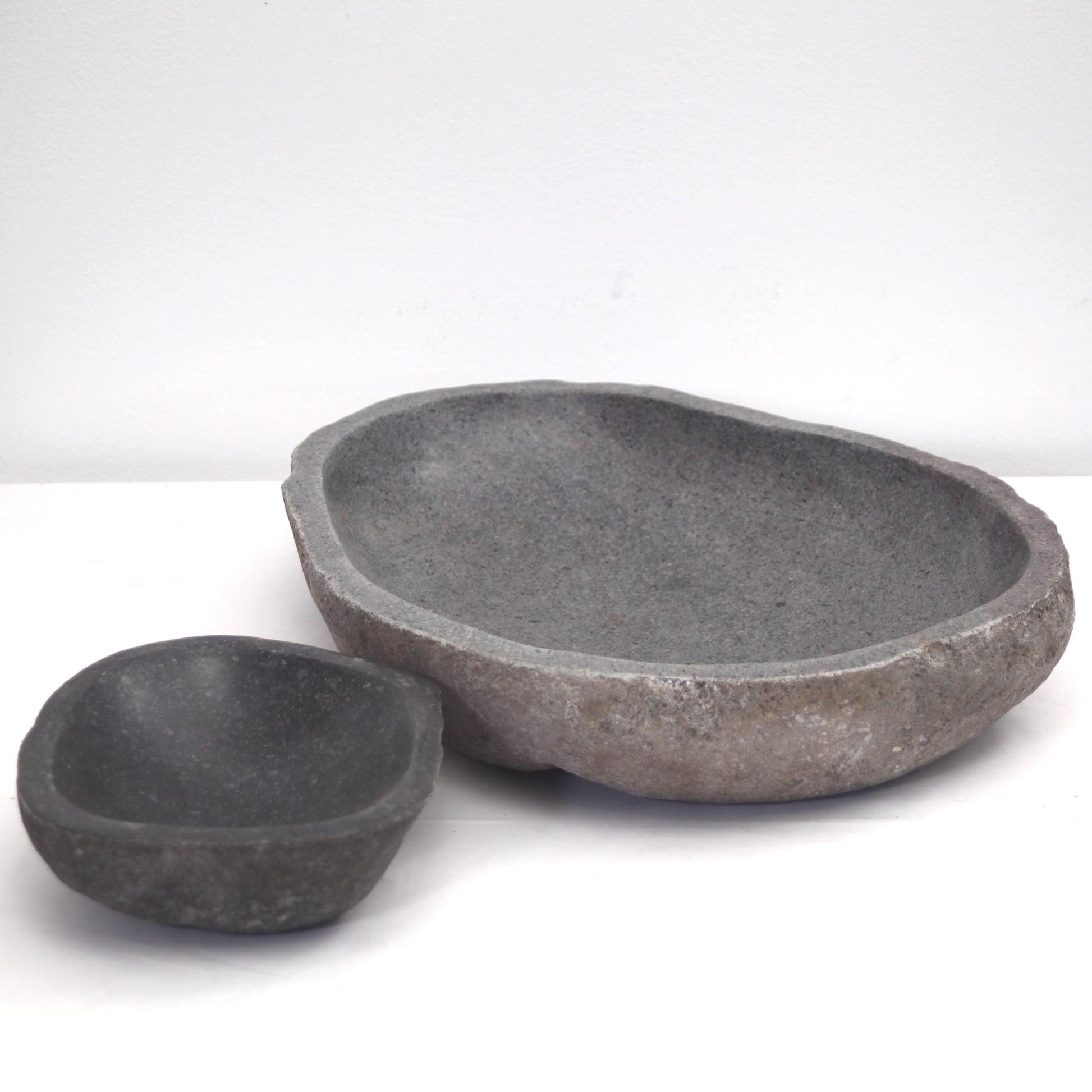 Steinschalen in zwei unterschiedlichen Größen.