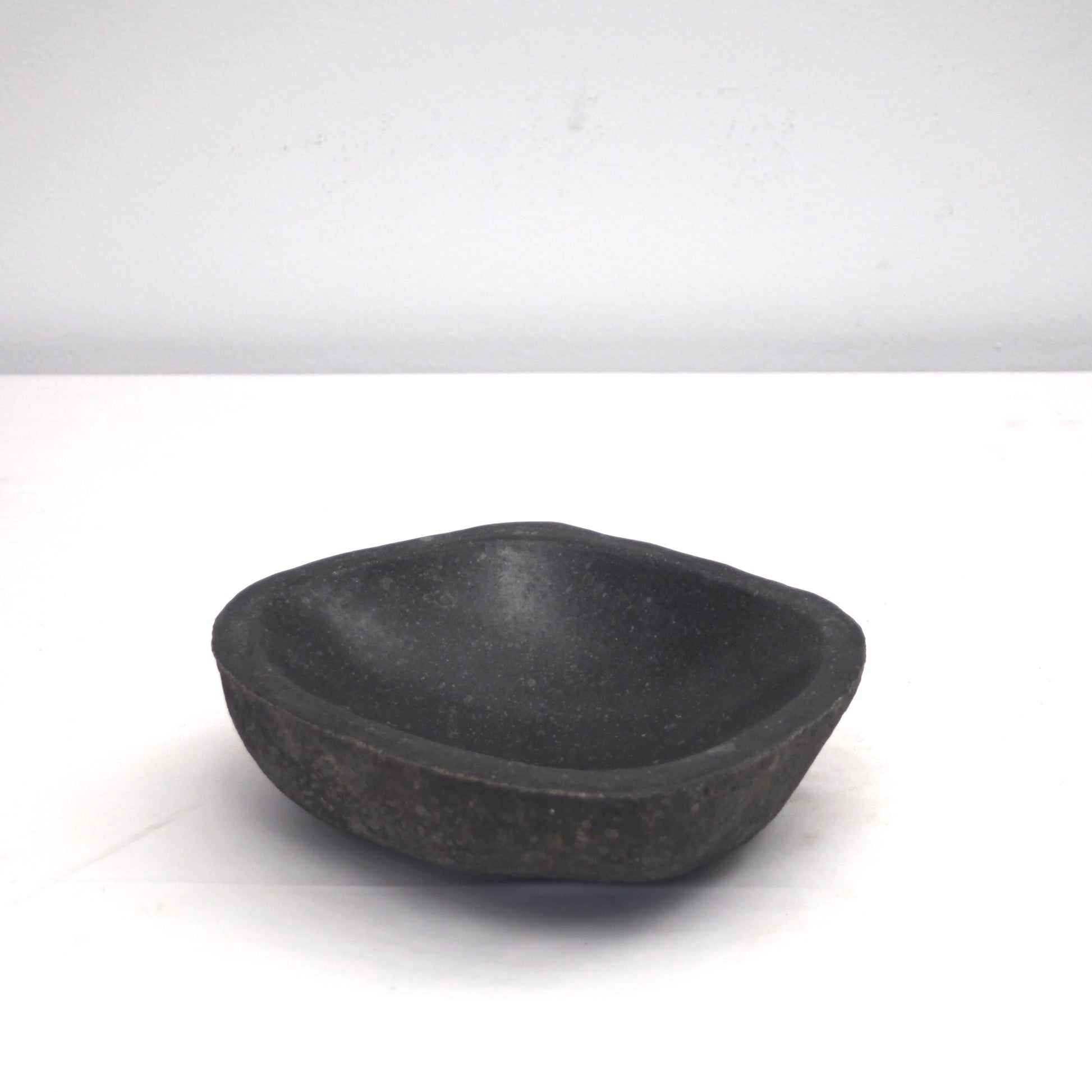 Flache Steinschale