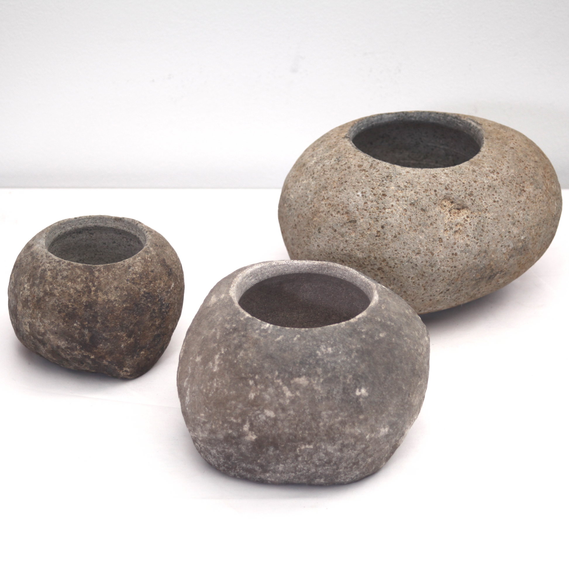 Blumentöpfe aus Stein in drei unterschiedliche Größen