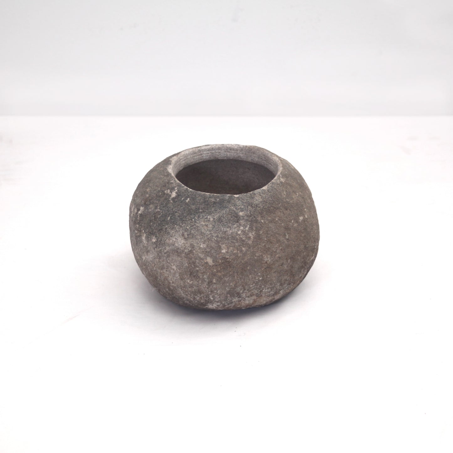 Blumentopf aus Stein