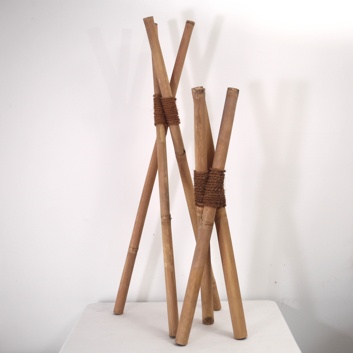 Dreibein aus Bambusrohren mit Kokosfaserbindung