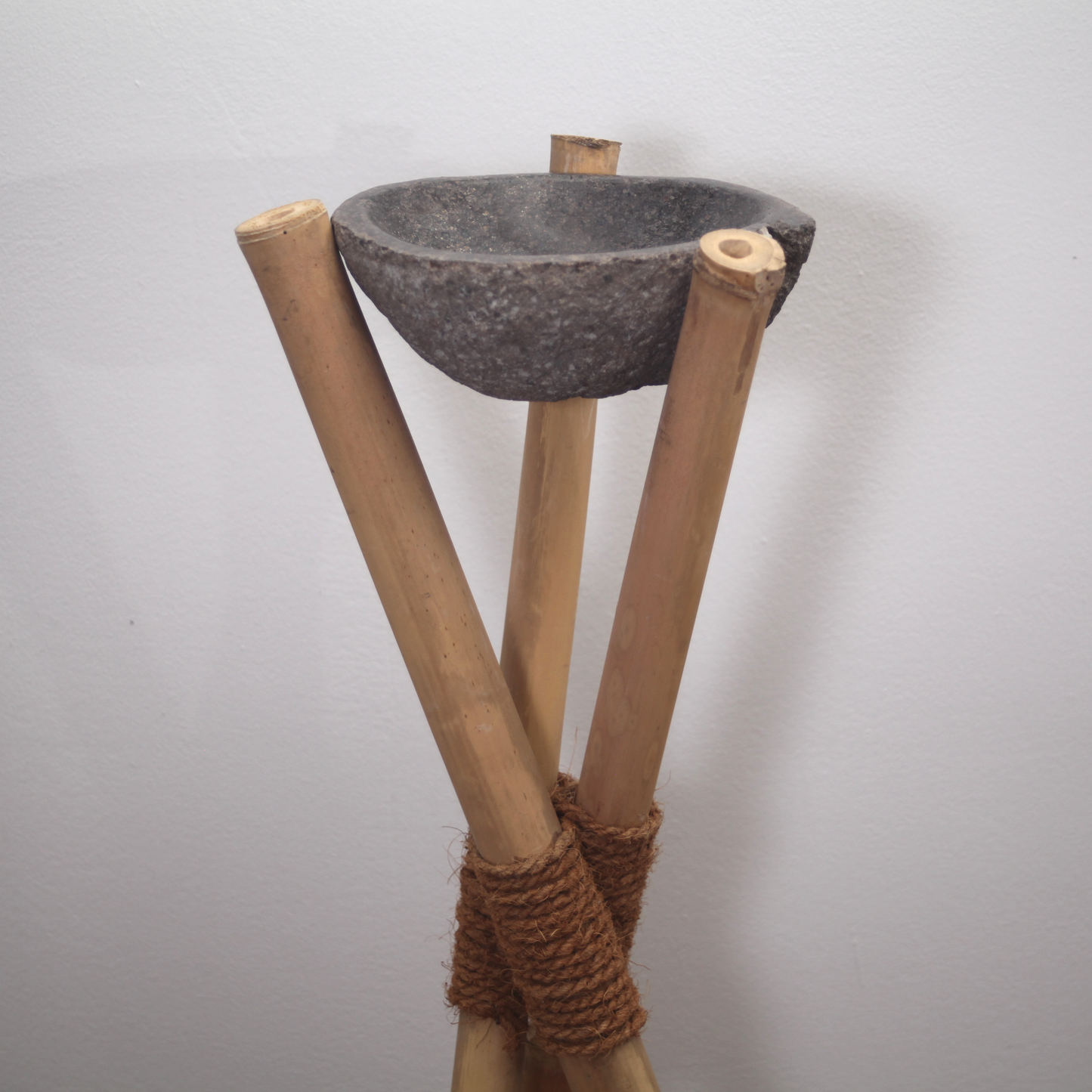 Dreibein aus Bambusrohren mit Kokosfaserbindung