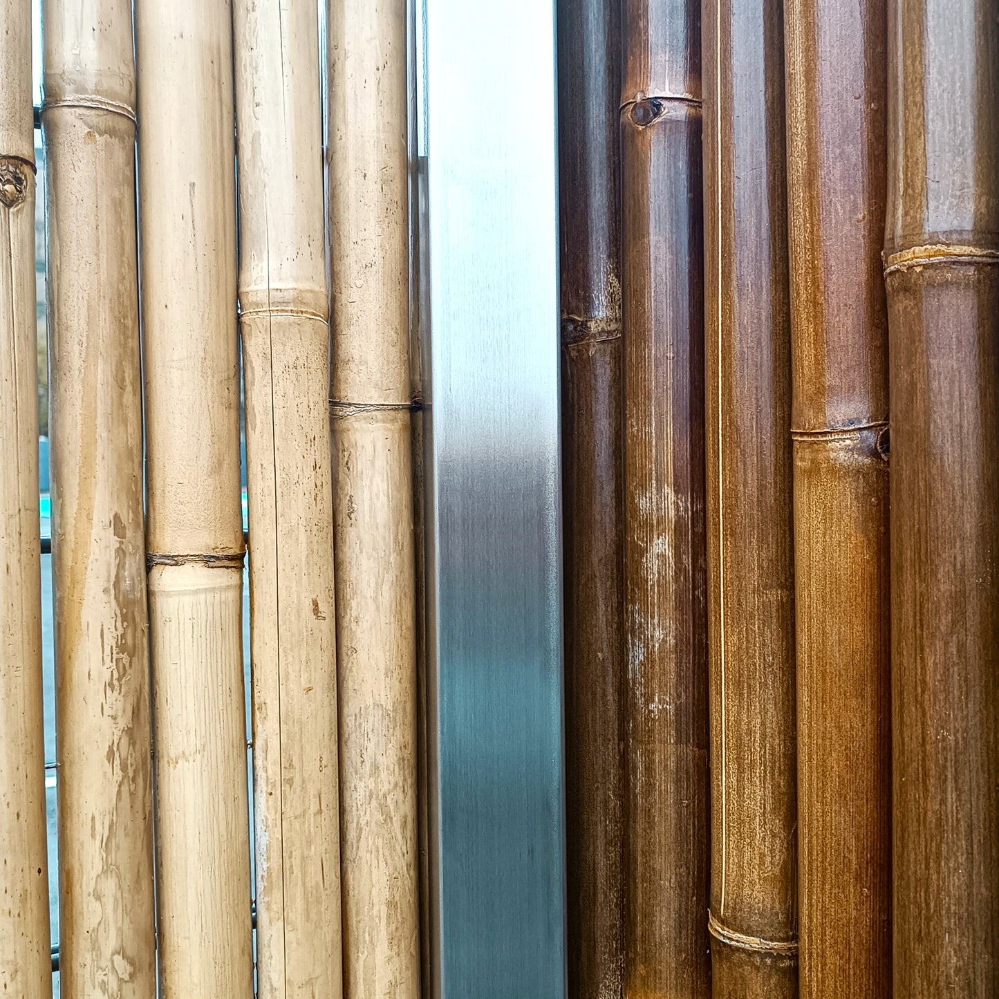 Vergleich zwischen hellem und dunklem Bambus in Kombination mit Edelstahl