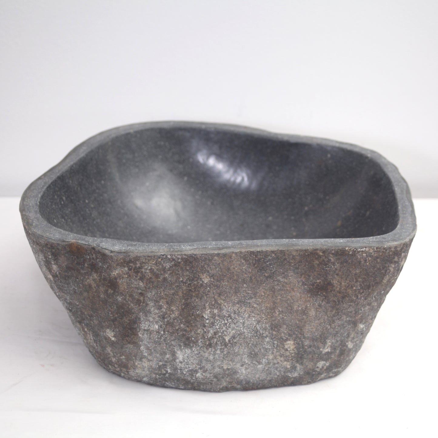 Waschbecken aus indonesischem Flussstein