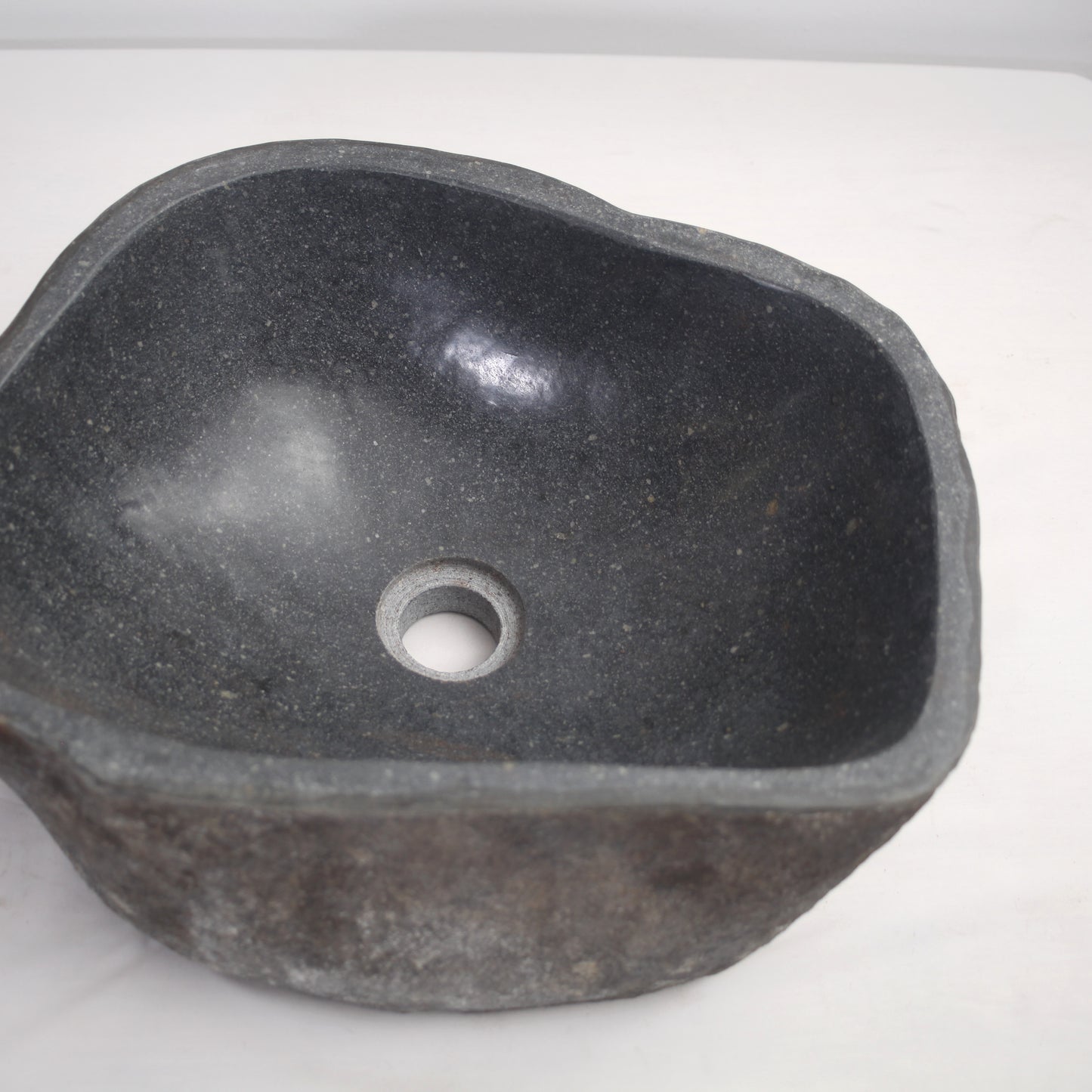 Waschbecken aus indonesischem Flussstein