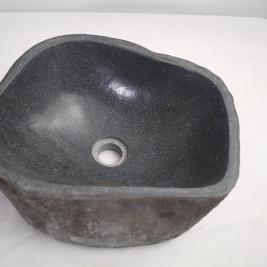 Waschbecken aus indonesischem Flussstein