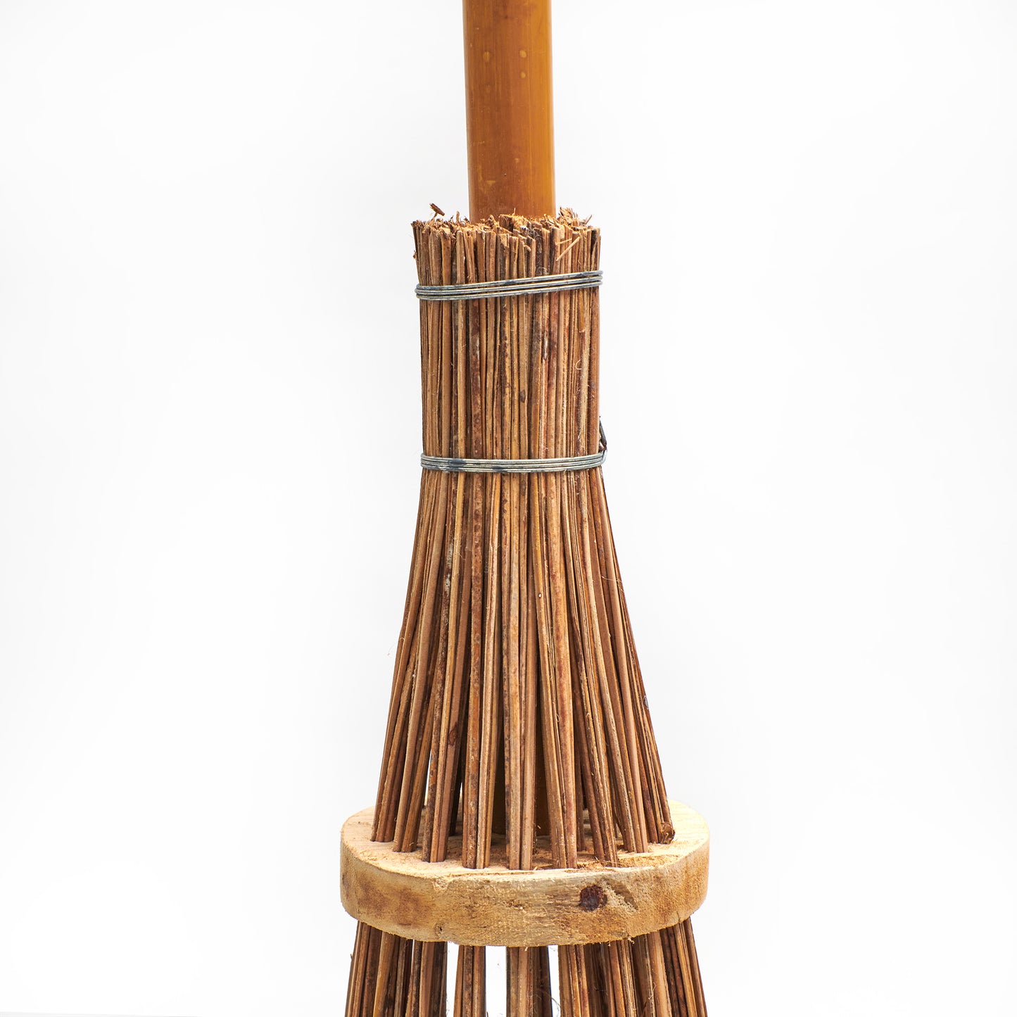 Besen mit Bambusstiel und Bambusreisig - Detailfoto von der Befestigung des Reisigs