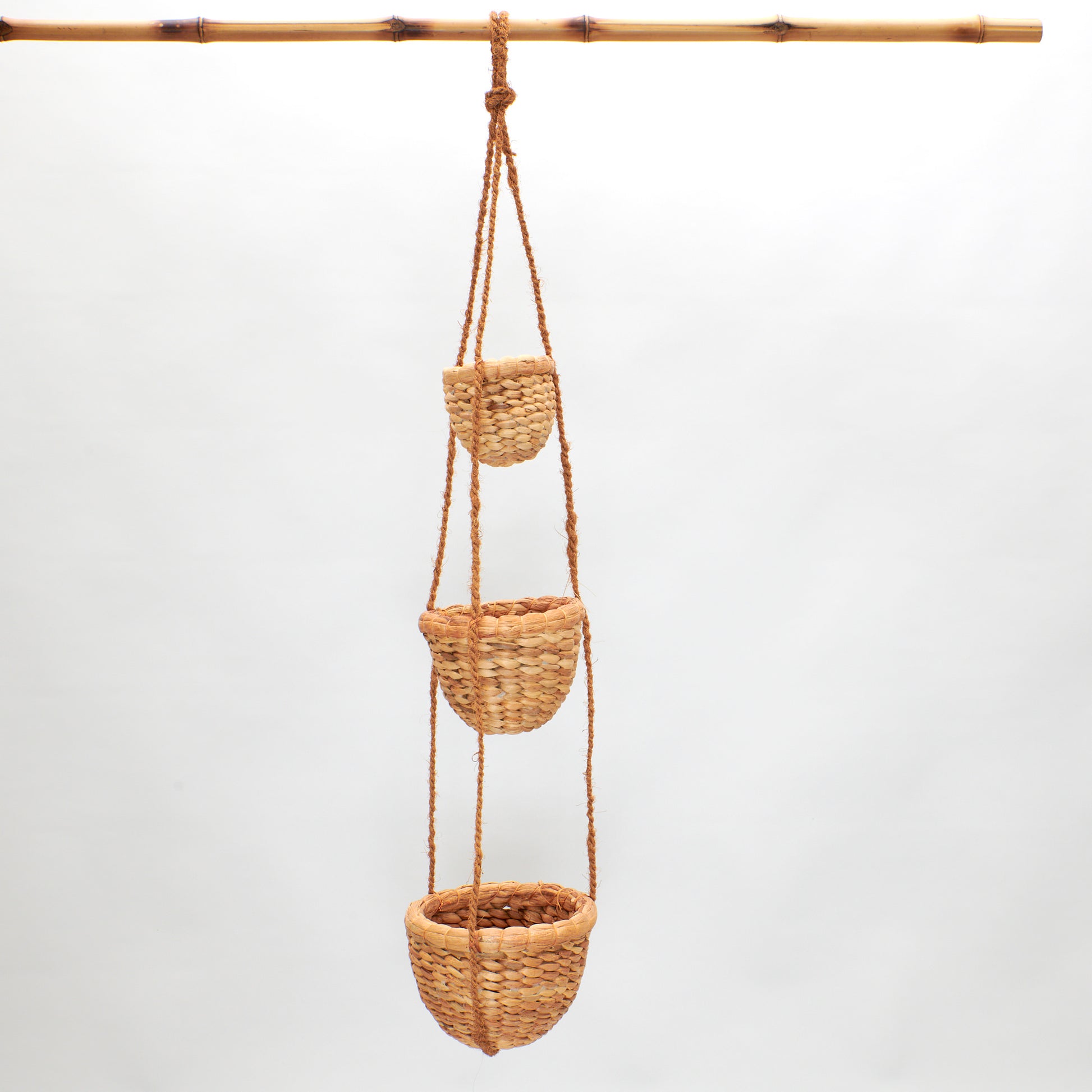 Blumenampel aus drei größer werdenden Töpfen, die mit Kokosfaserseil aufgehängt werden