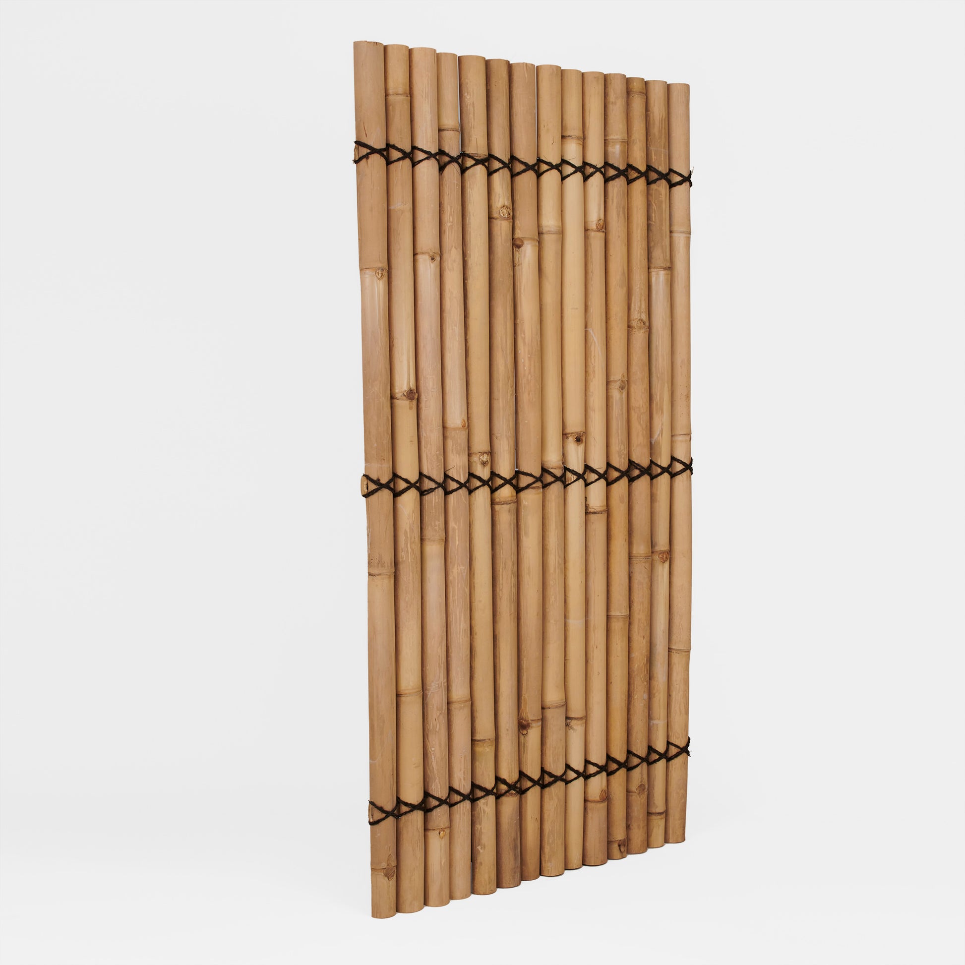 Sichtschutz oder Wandverkleidung aus halben beigen Bambusrohren mit Kokosschnürung als Dekoration - Produktfoto von vorne