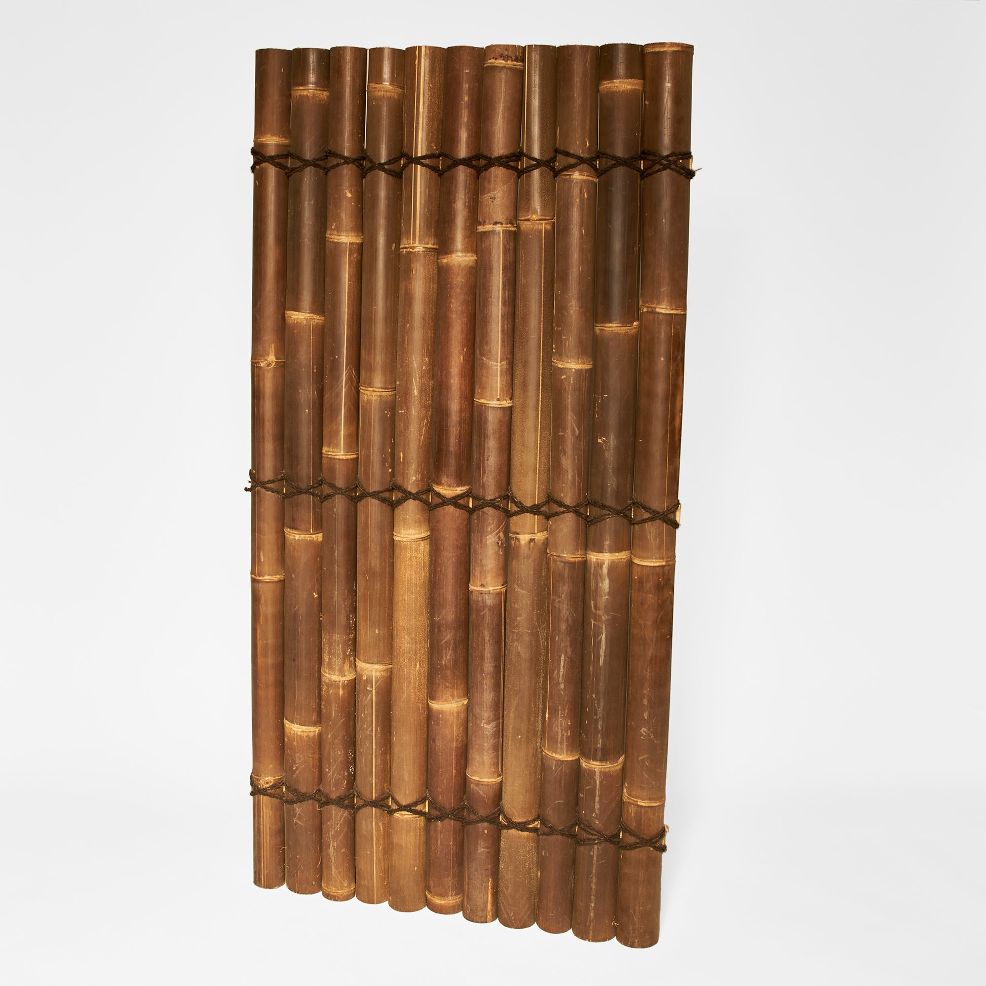 Sichtschutz oder Wandverkleidung aus halben braunen Bambusrohren mit Kokosschnürung als Dekoration - Produktfoto von vorne