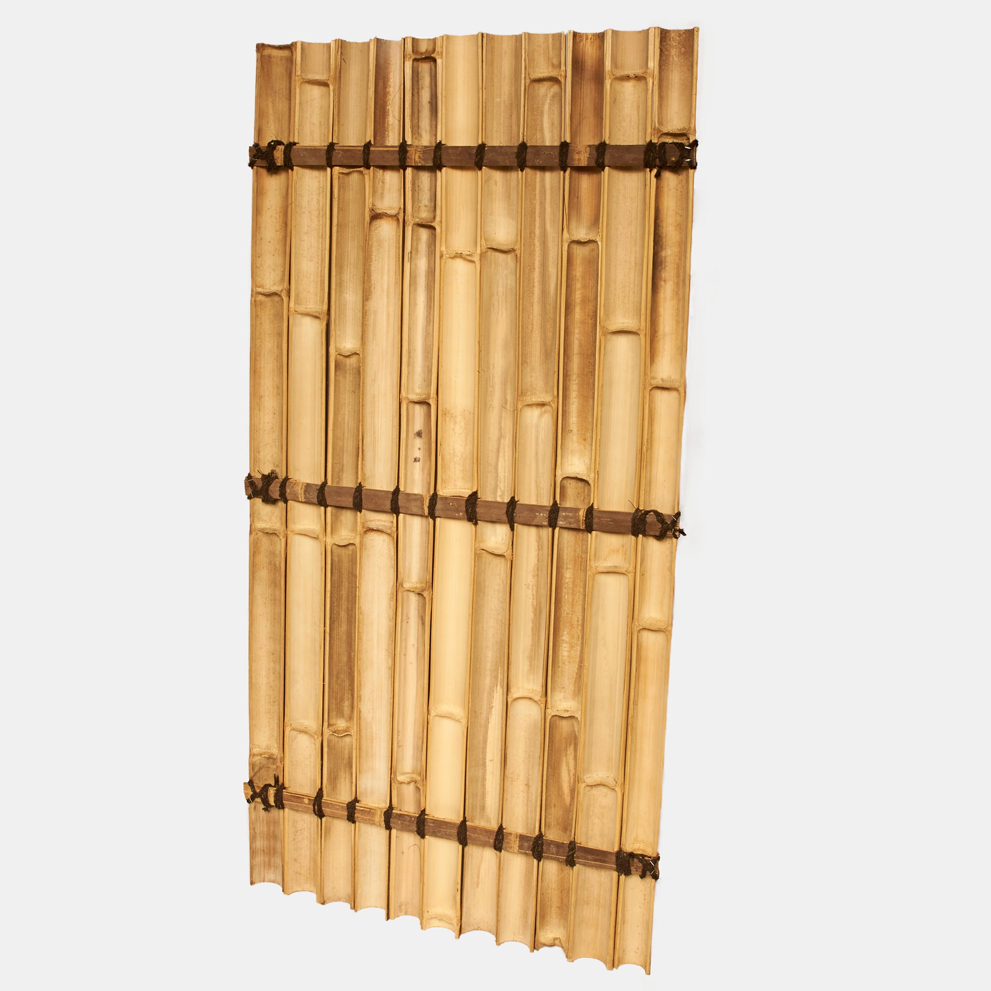 Sichtschutz oder Wandverkleidung aus halben beigen Bambusrohren mit Kokosschnürung als Dekoration - Produktfoto von hinten