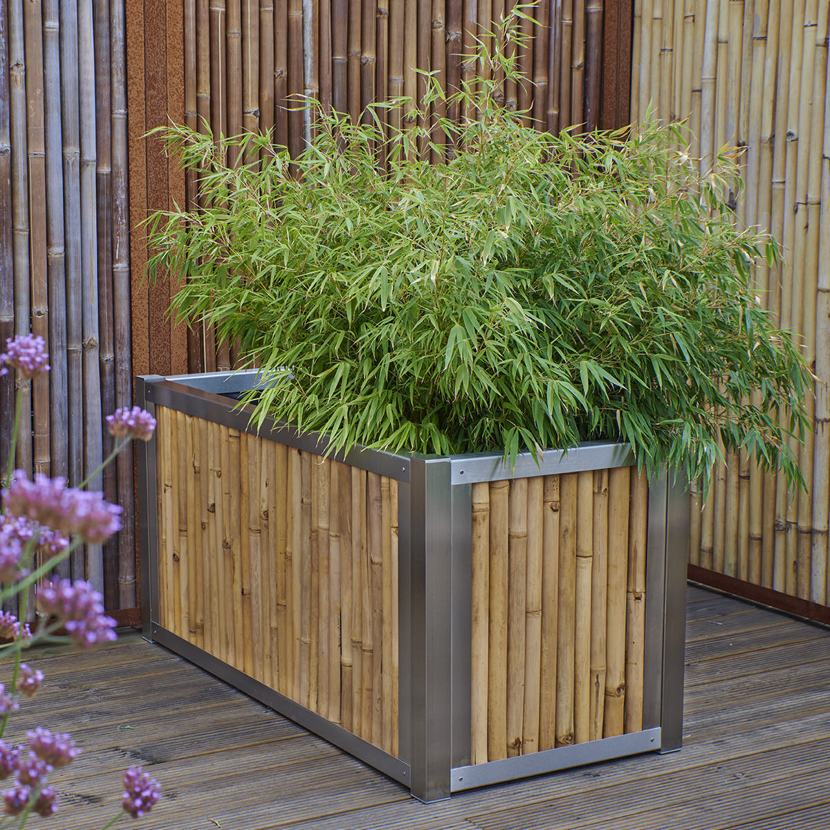 Bepflanztes Hochbeet oder Pflanztrog aus hellem Bambus mit Edelstahlrahmen.