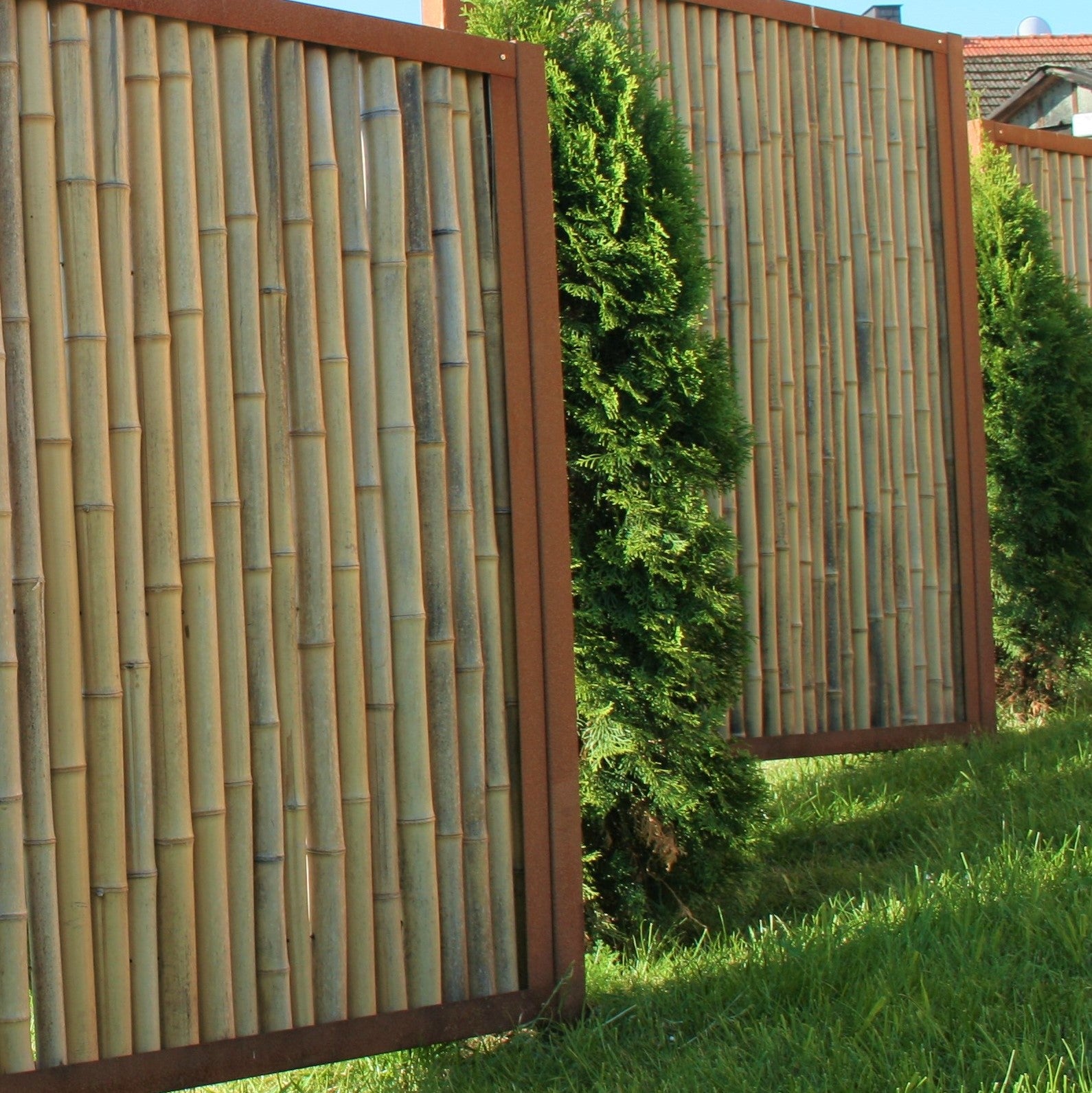 Einbetonierter Cortenstahl Anfangs- oder Endpfosten mit Bambus Sichtschutz  
