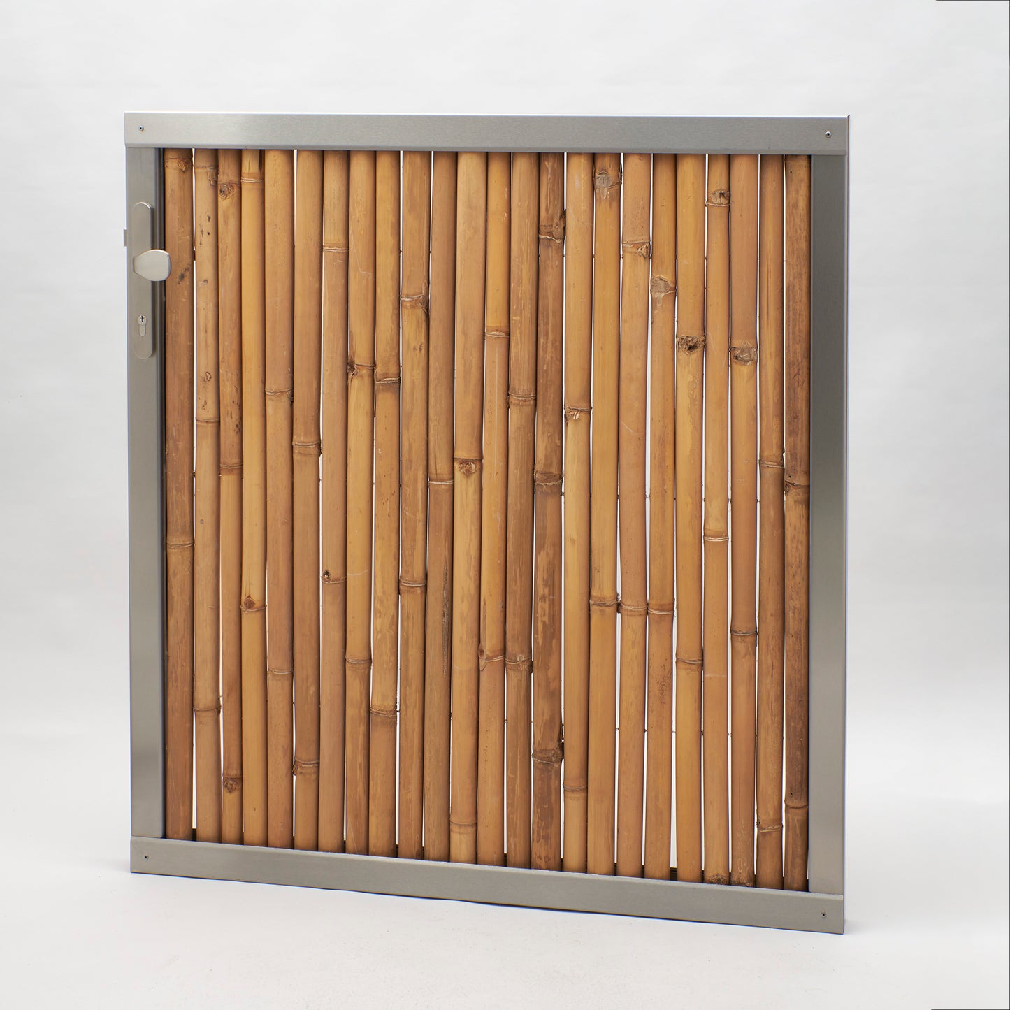 Tür aus hellem Bambus und Edelstahl - Seite mit Knauf