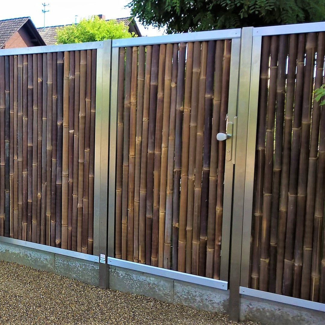 Sichtschutz und Tür aus dunklem Bambus und Edelstahl - Seite mit Knauf