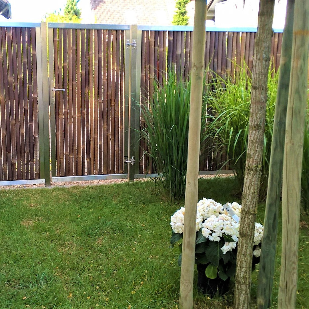 Sichtschutz und Tür aus dunklem Bambus und Edelstahl - Gartenseite mit Klinke