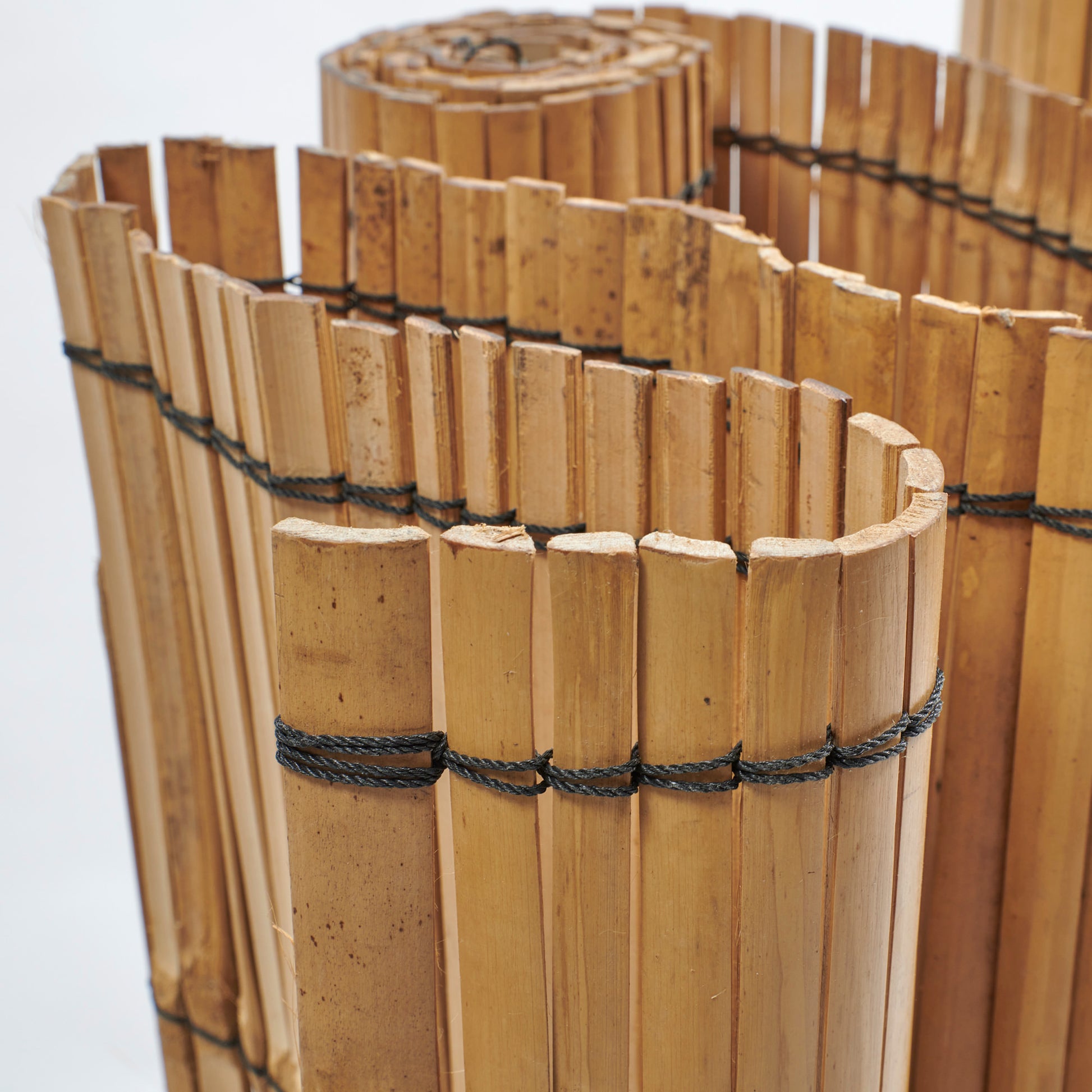 Detailfoto der zu einem Sichtschutz aneinander geknüpfte Bambusleisten