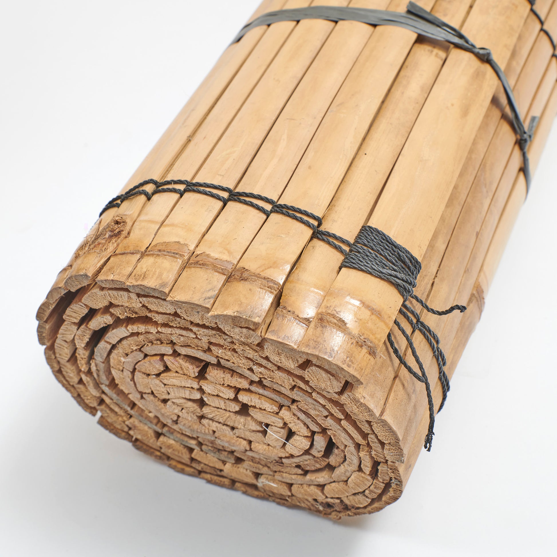 Detailfoto der zu einem Sichtschutz aneinander geknüpfte Bambusleisten