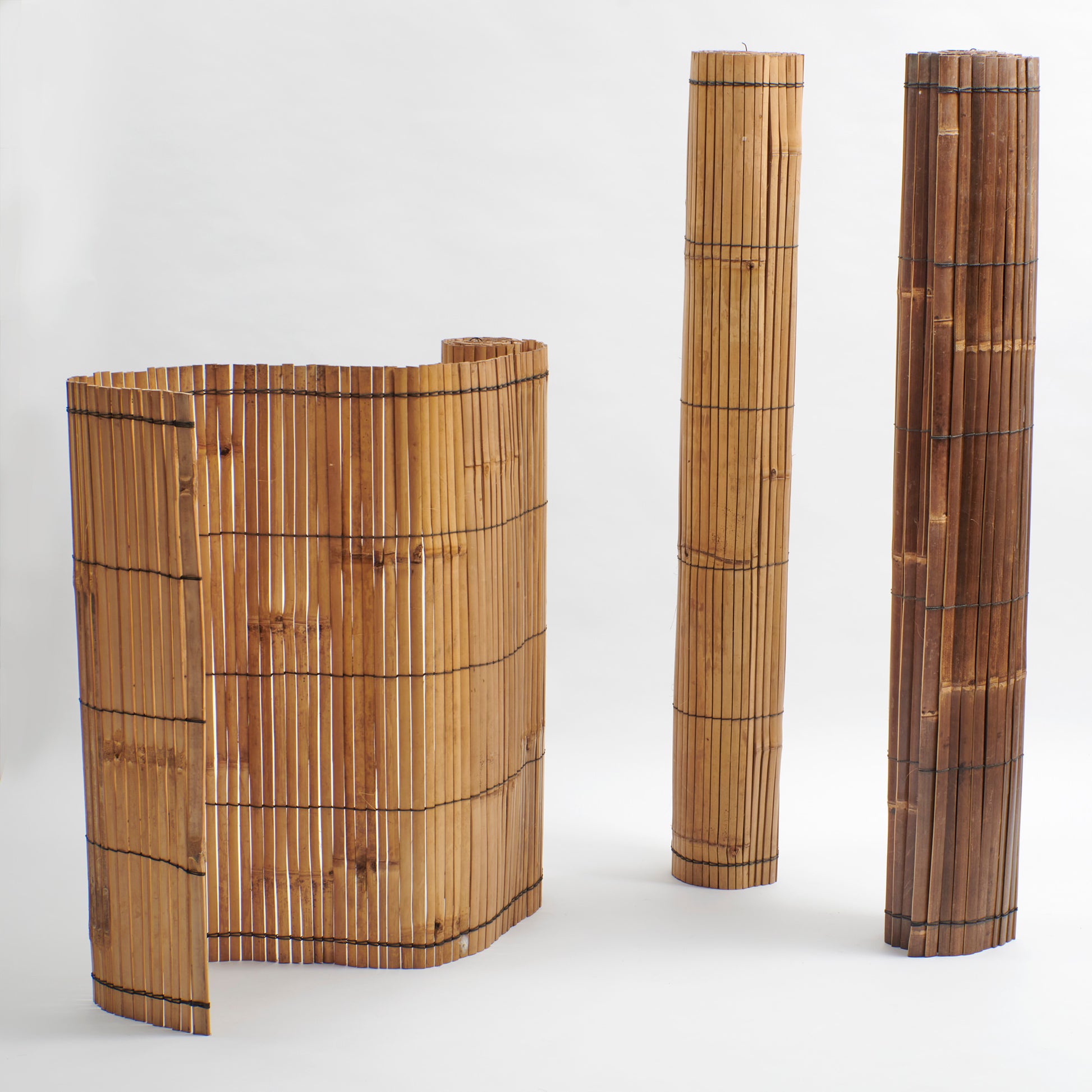 Zu einem Sichtschutz aneinander geknüpfte Bambusleisten in unterschiedlicher Größe und Farbe