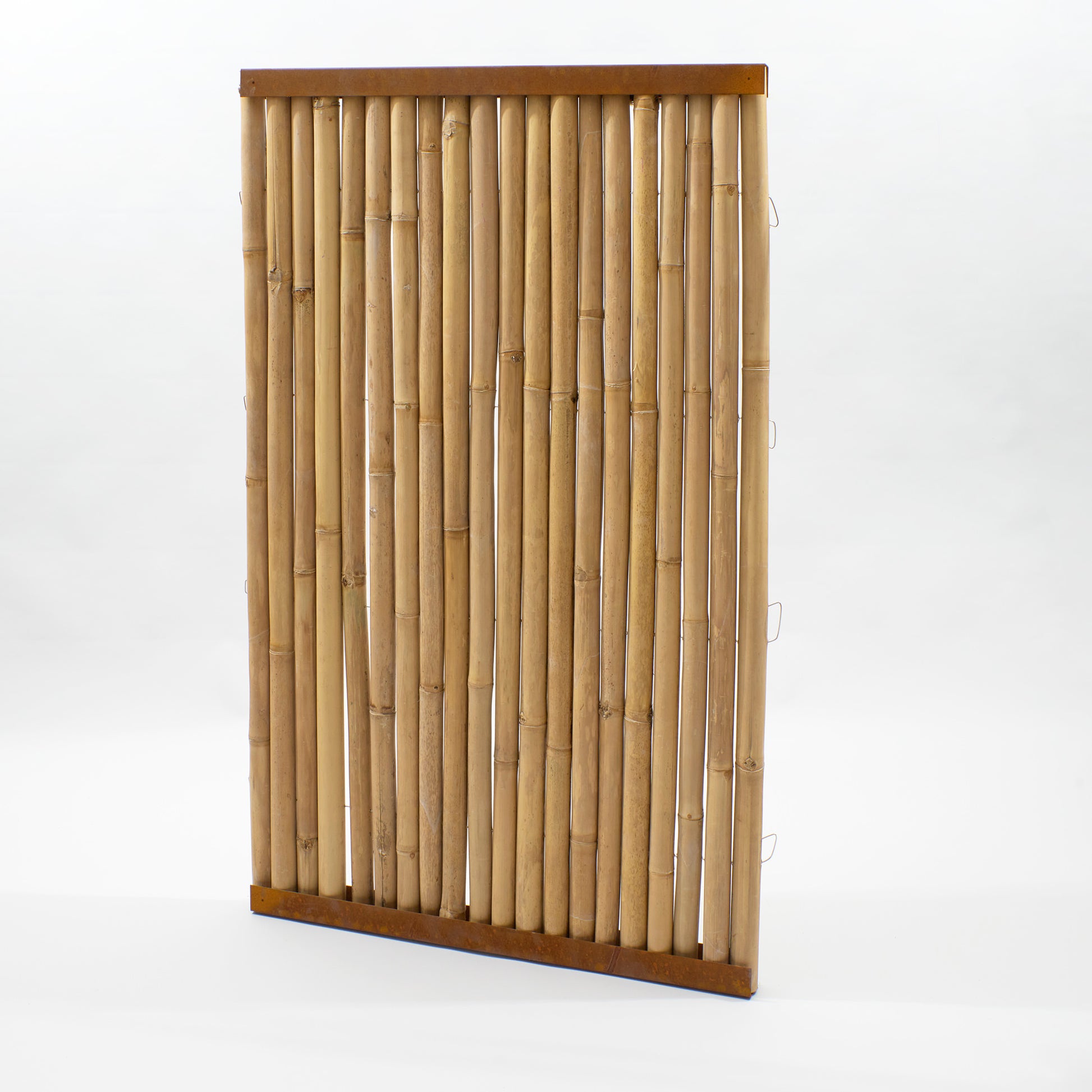 Durch Edelstahldraht verbundene beige Bambusstangen mit oberem und unterem Cortenstahl Abschlussprofil